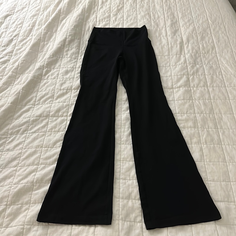 Aritzia TNA Chill flare leggings
